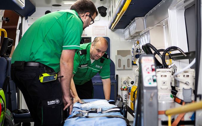 Ambulance_crew_largepod